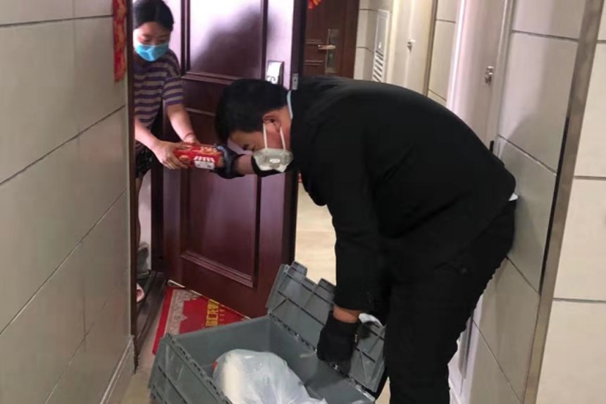 防疫期间，小区物业有着怎样的故事？身边有哪些感人瞬间？来说说你看到的物业最暖瞬间！