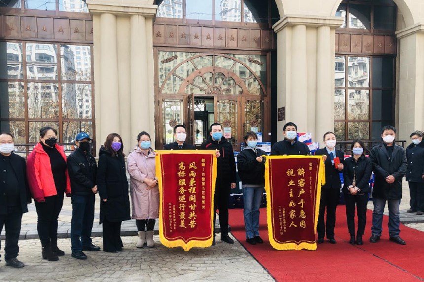 哈尔滨有个小区，业主“集资”买156箱牛奶，因为啥？