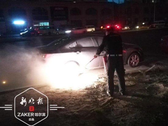 路灯电缆突然起火，物业秩序员“走捷径”翻墙扑救，避免了更大损失