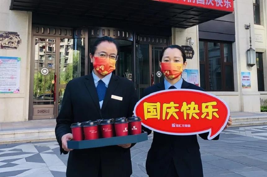 纷纷打卡、晒朋友圈...这个小区国庆氛围已拉满