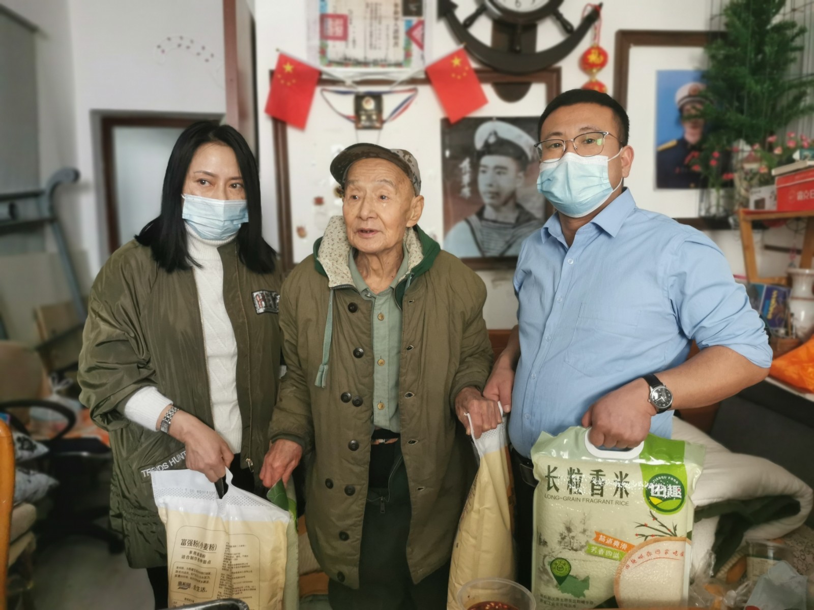 新春走基层｜物业人陪88岁独居老战士过小年