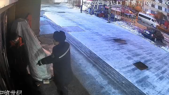凌晨，物业监控发现有人在砸商服玻璃门……