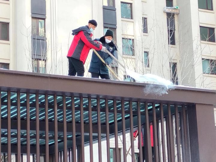 “春融期”——园区屋面积雪清理、清冰溜消除安全隐患