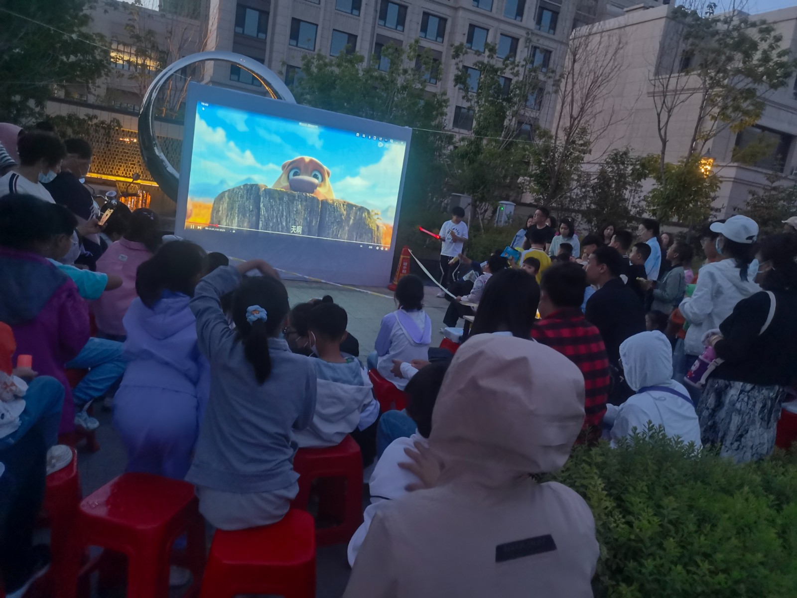 【欣汇龙物业】邻里相聚重拾旧时光 露天电影节温情开幕