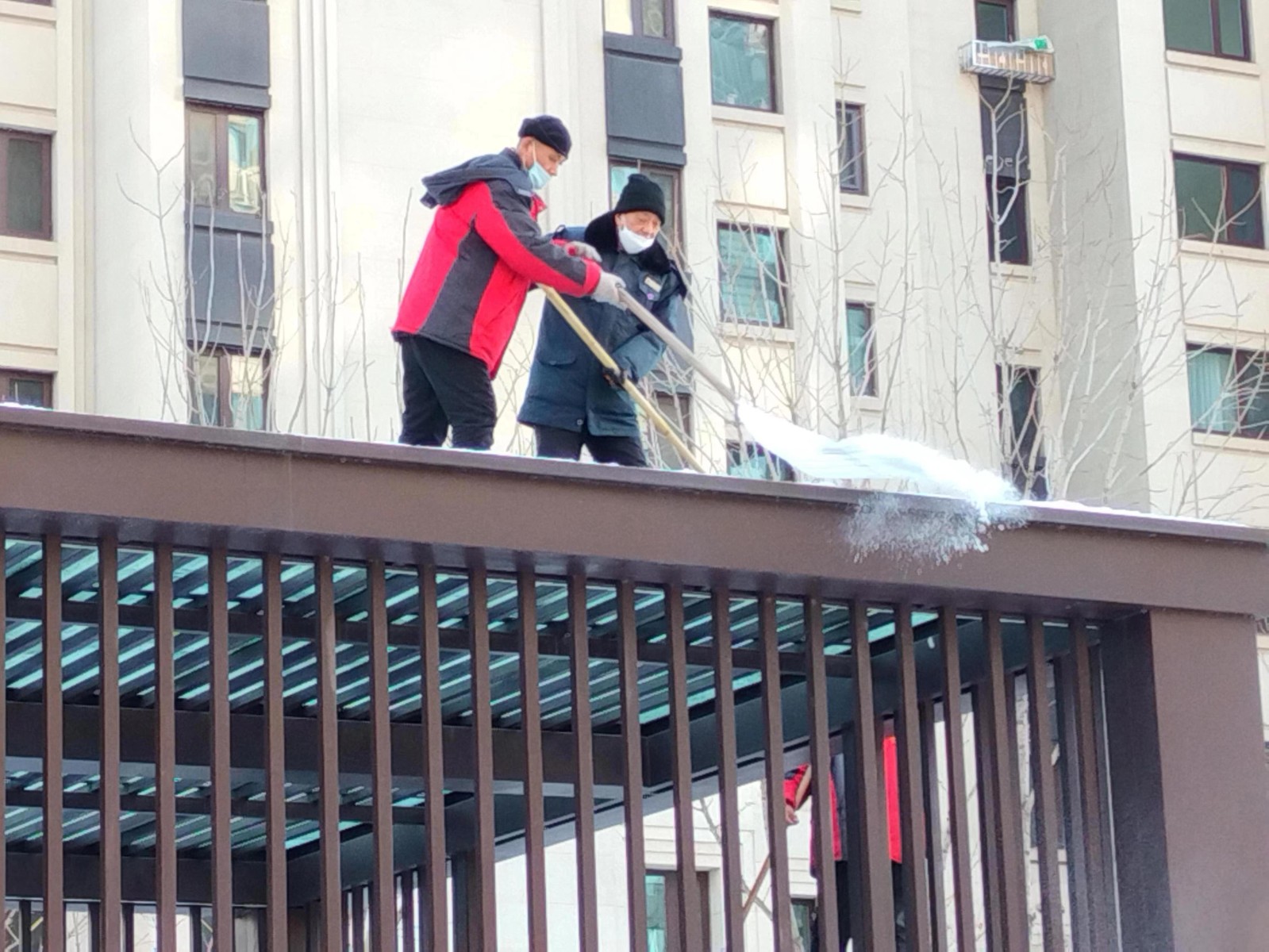 冰溜、人车行道同时清 冰城物企即下即清保障业主安全出行