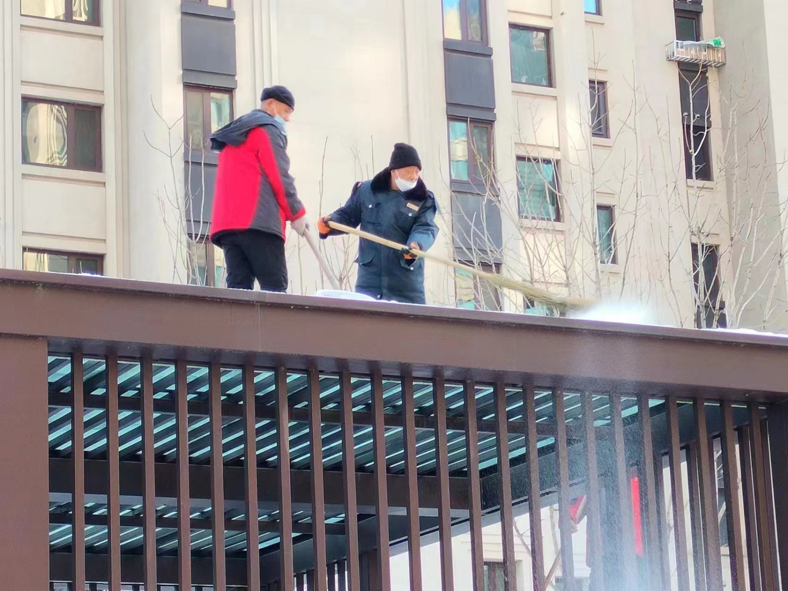 “春融期”——欣汇龙物业园区屋面积雪清理、清冰溜消除安全隐患