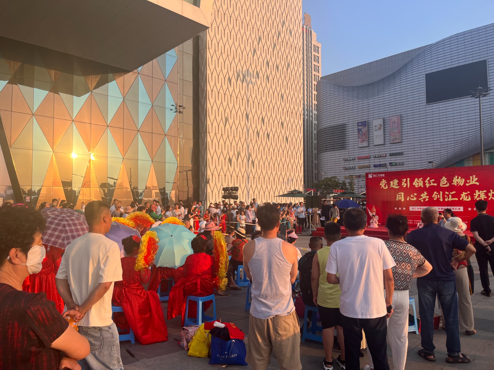 露天电影进小区 文艺汇演颂党恩 哈市物业小区开展丰富多彩活动迎“七一”