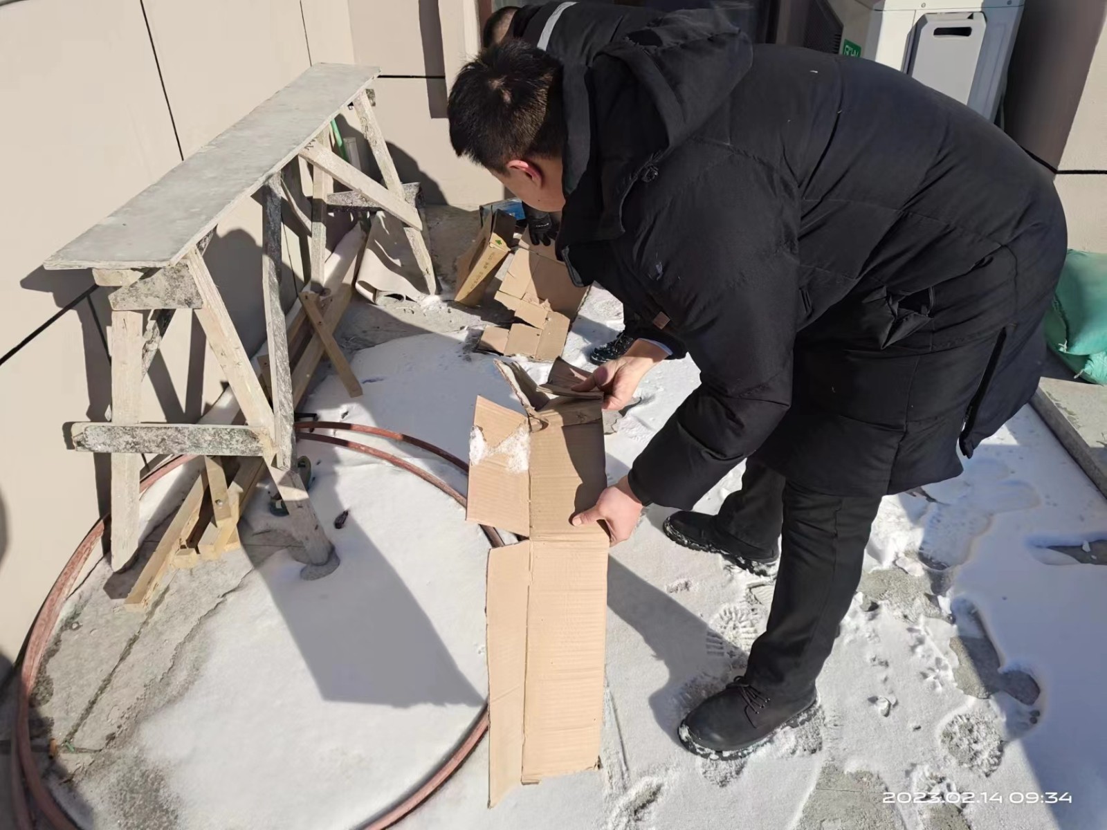 哈尔滨一社区所辖小区公共区域杂物乱堆，社区派出所物业三方联动治理