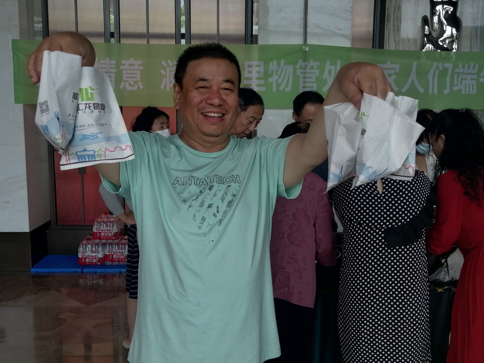 包粽子，摘艾蒿，撞鸡蛋……这些小区居民的端午节仪式感满满
