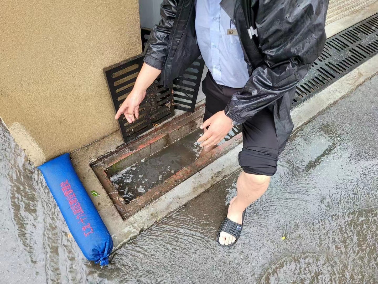 【欣汇龙物业】防汛：暴雨来袭，他们坚守在第一线！