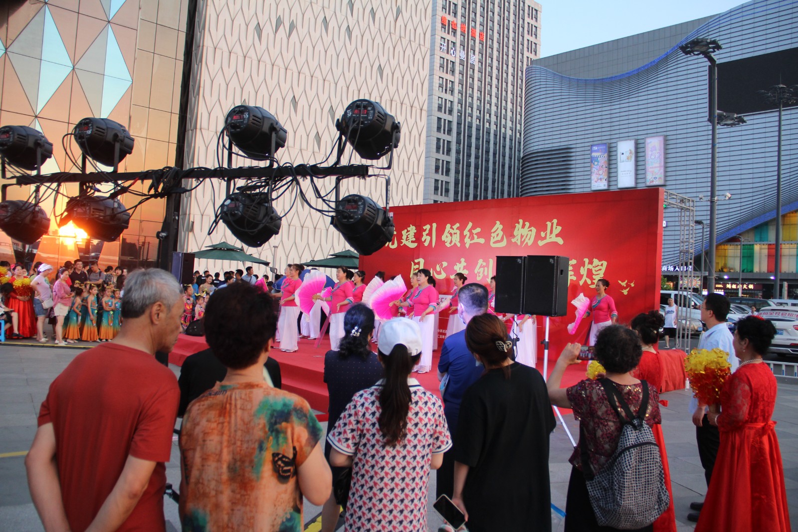 【家门口的别样烟火气】红色观影、共唱红歌……迎“七一”，哈市各物业小区这样为党庆生