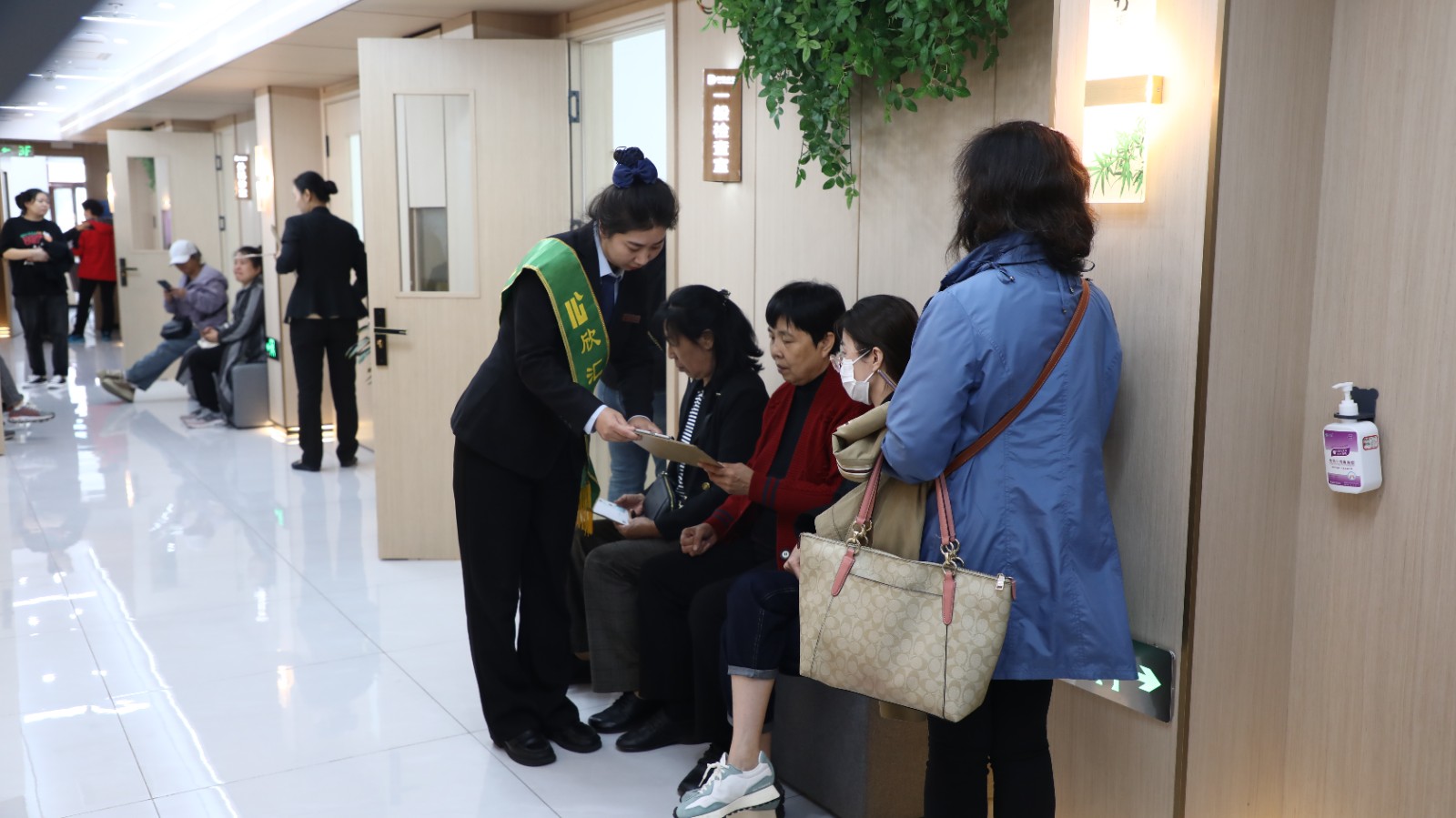文艺汇演、爱心体检、创意涂鸦！哈市物业小区开展多彩活动迎“双节”