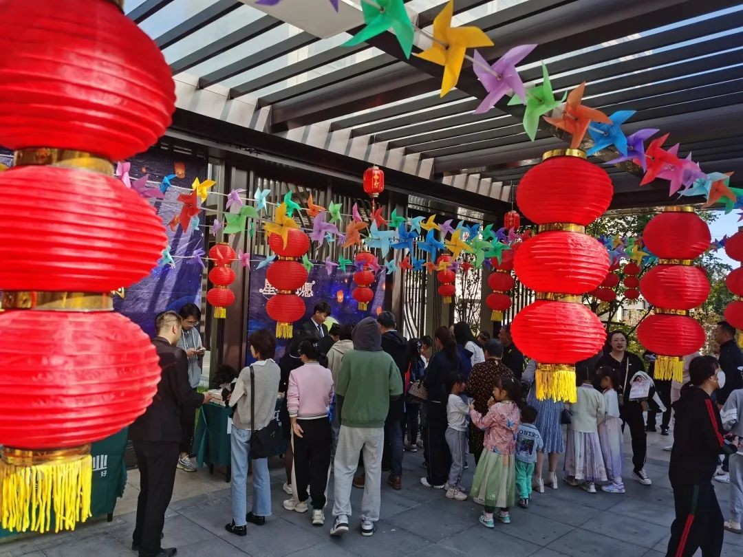 猜灯谜、品月饼、绘灯笼、拍照打卡...“花式”庆中秋，欣汇龙物业祝您中秋快乐，美满团圆！