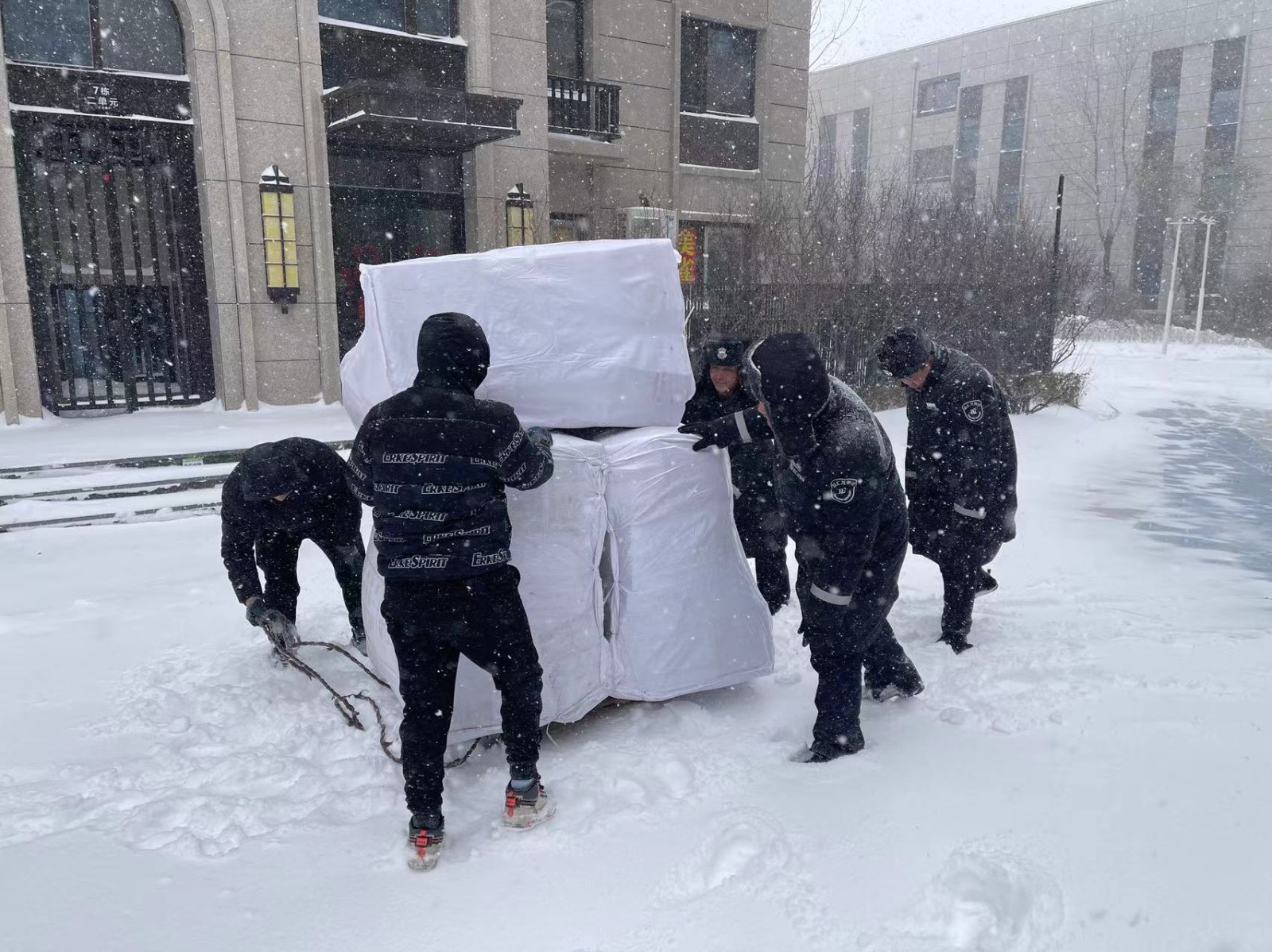 2万物业人上阵清冰雪