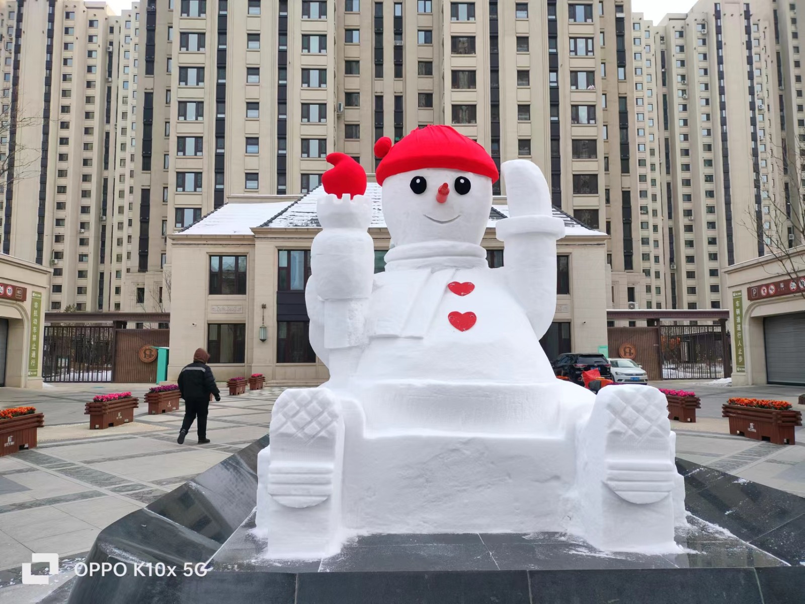 火出圈儿了！这家物业网红大雪人“高调”回归！可爱死了......