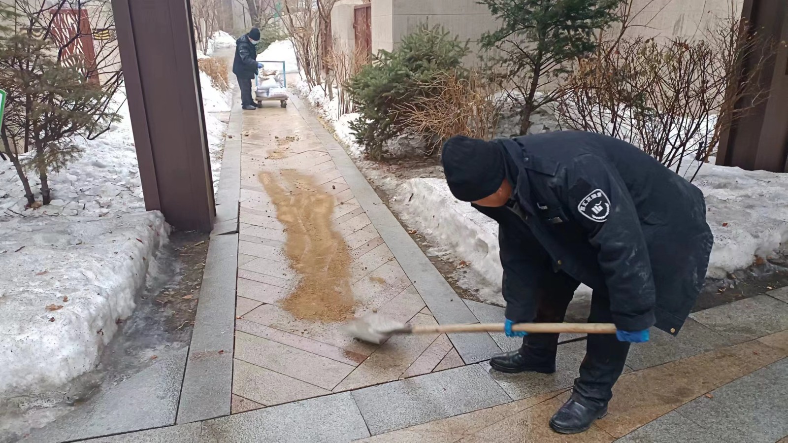 【欣汇龙物业】战冰雪 保畅通 护平安丨全力除冰扫雪，为业主出行保驾护航！