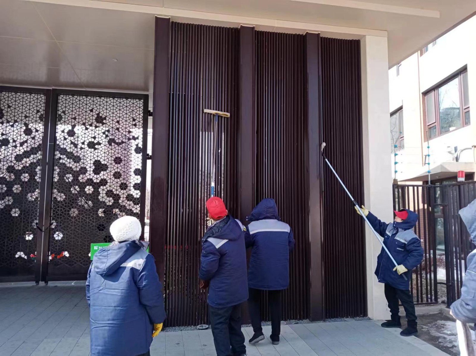 【聚焦】欣汇龙物业春季环境整治——清冰溜、残雪、残冰、“白手套行动”，让春天来敲门