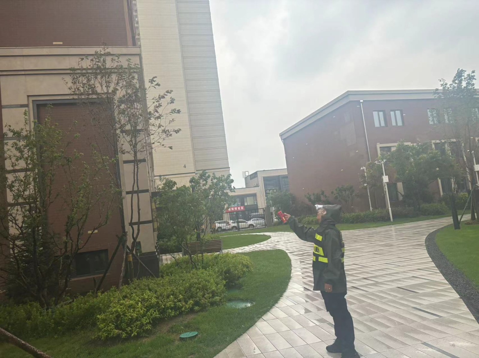 【安全管理】欣汇龙物业 安全生产月丨暴雨袭城 闻汛而动 暴雨下的物业人