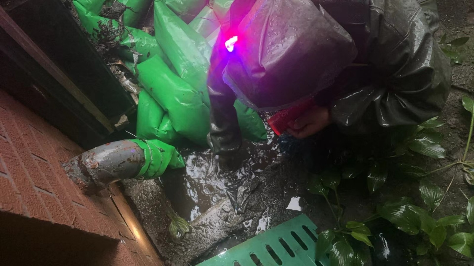 迎战强降雨 哈尔滨物业人风雨同舟 全力筑牢物业小区防内涝安全防线