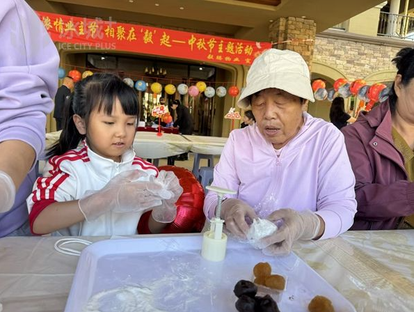 月饼DIY、欢乐猜灯谜、业主大合唱……哈市这些物业小区中秋“嗨翻天”