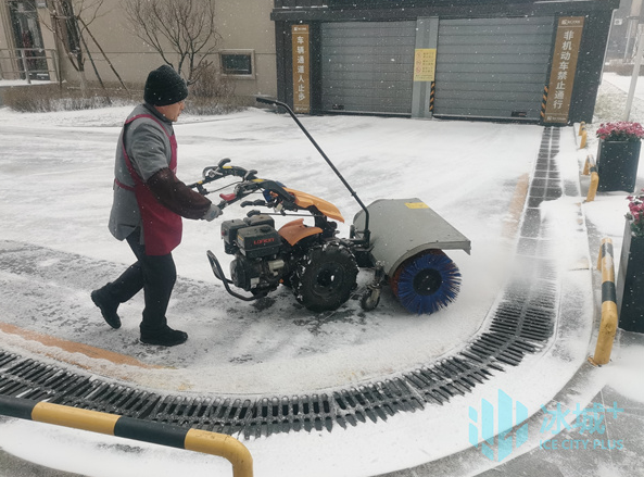 打通业主出行“安全通道”！哈市各物业小区“人机结合”清冰雪