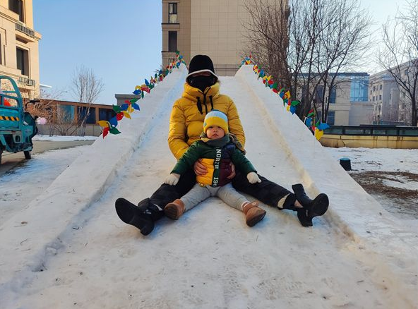 哇噻！家门口建起10米长雪滑梯……冰城这个小区的业主尽情“凡尔赛”吧