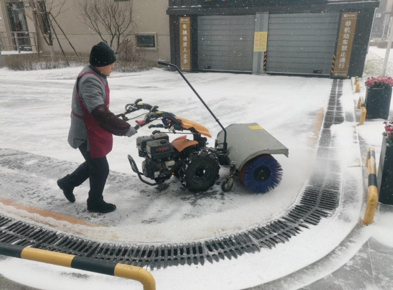 保障业主出行安全！哈市各物业小区清冰雪用上“高科技”