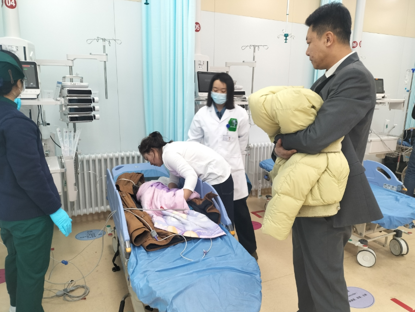 幼儿突发高烧惊厥，物业出手相助……