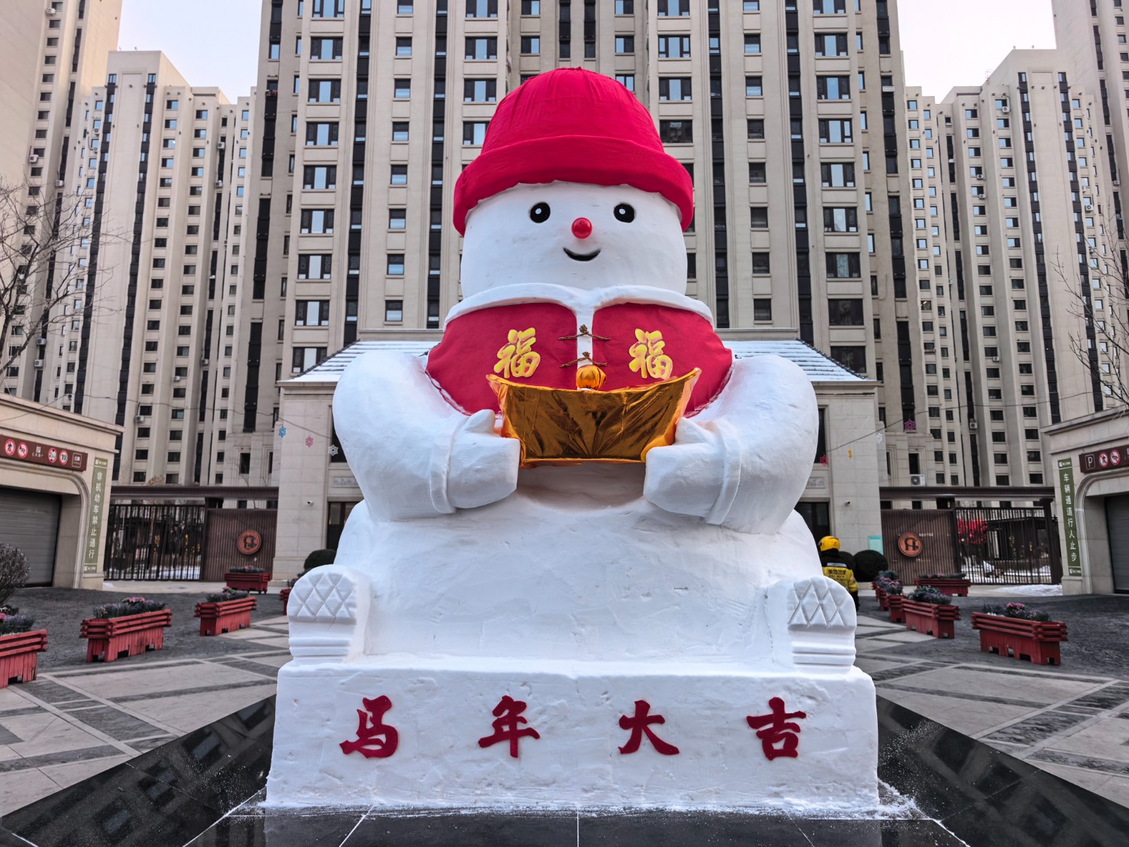 冬日限定！欣汇龙物业打造2.5米高网红大雪人，家门口解锁专属浪漫