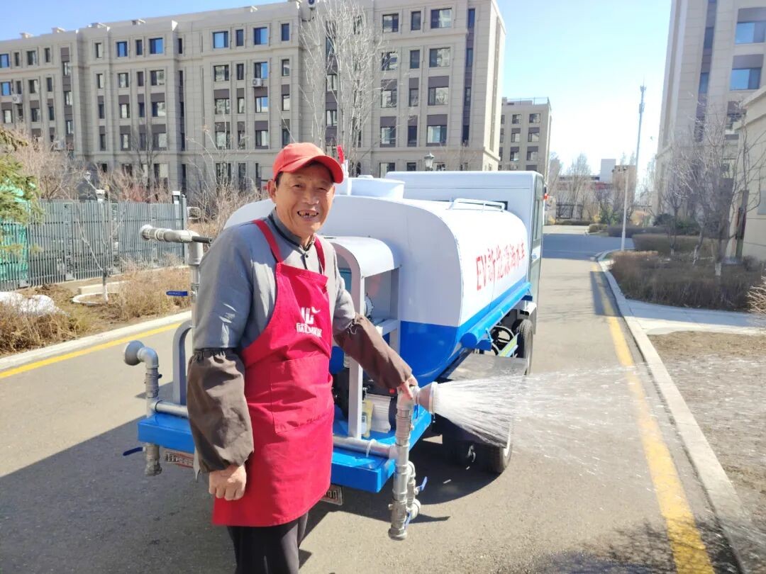 欣汇龙物业：科学养护解锁植物生命密码，浇灌返青水进行时