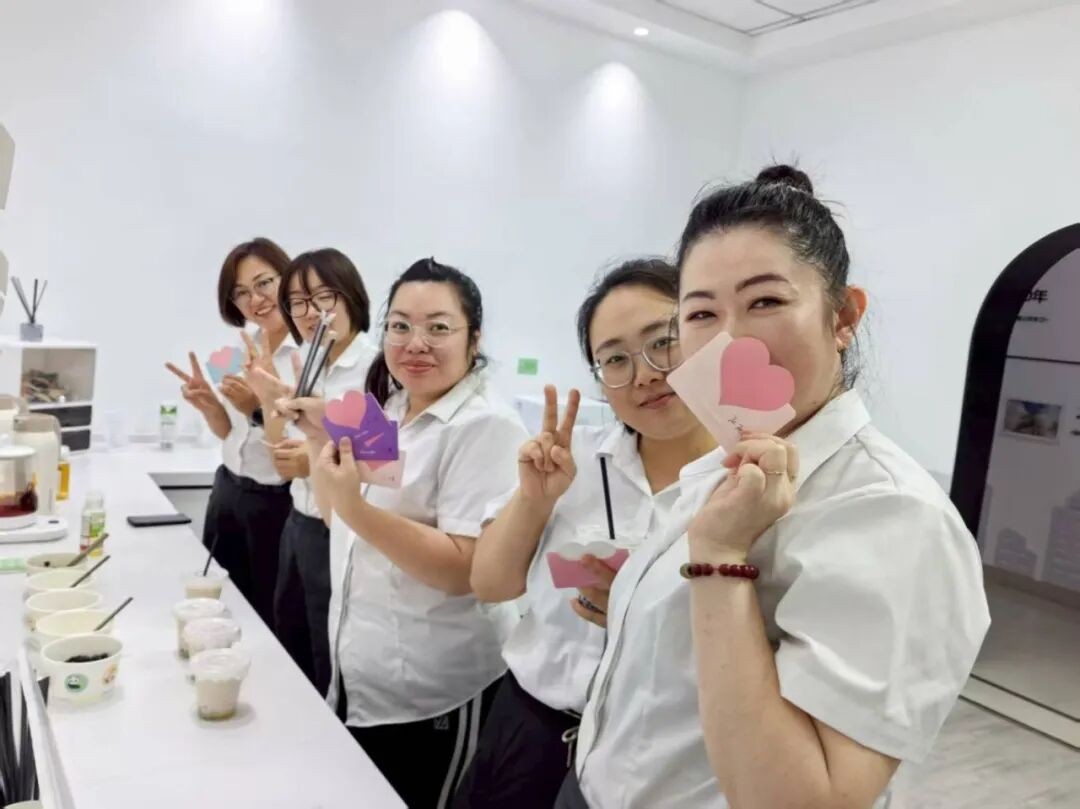 秋日第一杯・专属温“欣”礼| 欣汇龙物业的这杯奶茶，甜到了心坎里~