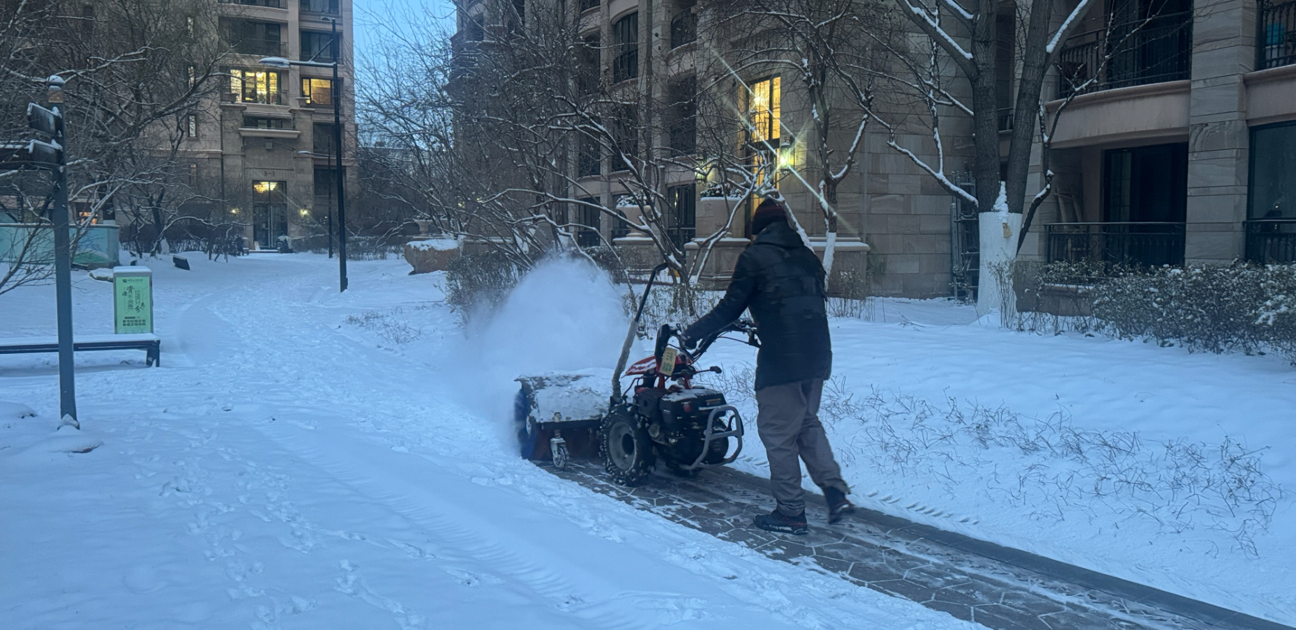 人机协同+警示标识！冰城多家物企闻雪而动“即下即清”