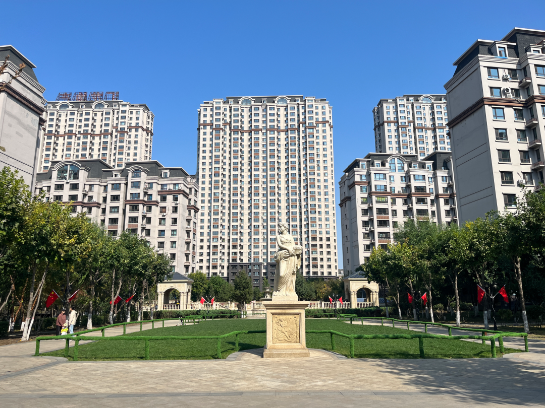 小区物业和业主一起忙年