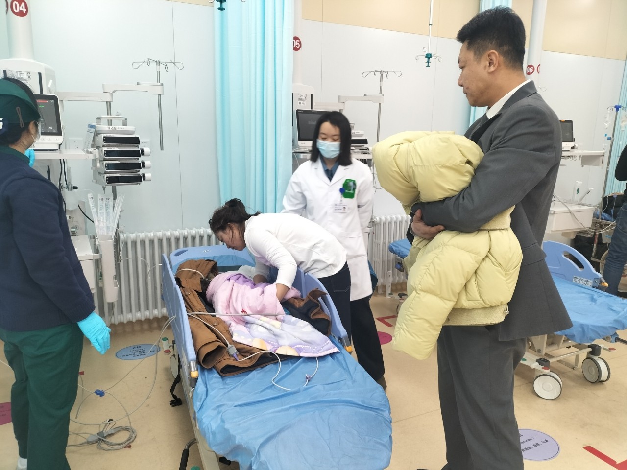 幼儿突发高烧惊厥，物业出手相助……